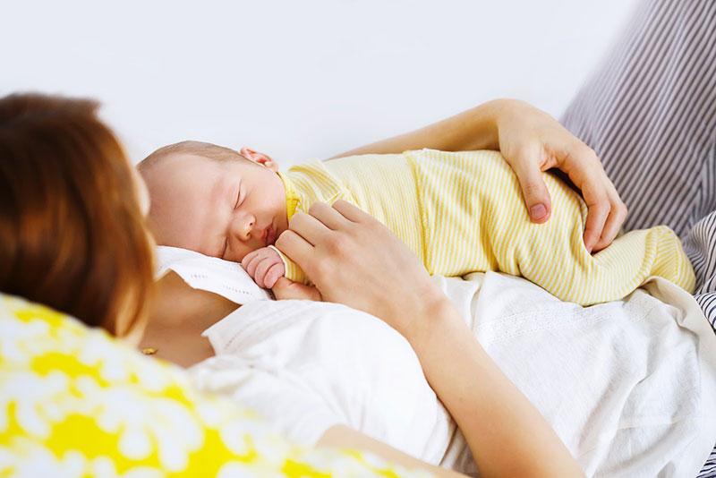 Bên trong một phòng sinh hoặc phòng hậu sản hiện đại tại các bệnh viện phụ sản Hà Nội
